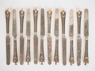 Vente aux enchères Suite de douze couteaux à fruits de style Louis XVI, lame argent poinç
