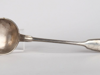 Vente aux enchères Grande louche en argent, poinçon Minerve, modèle à filet.  Long. 35,5 