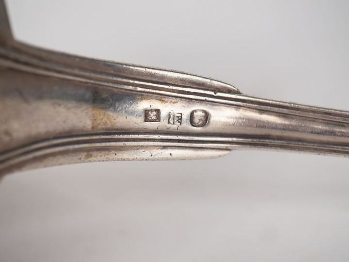 Grande louche en argent, poinçon Minerve, modèle à filet.  Long. 35,5 