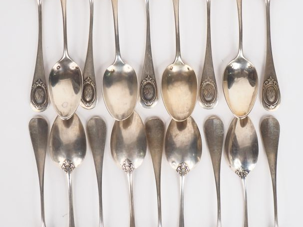 Suite de dix-huit petites cuillères de style Louis XVI en argent, poin