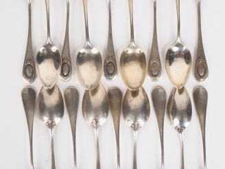 Vente aux enchères Suite de dix-huit petites cuillères de style Louis XVI en argent, poin