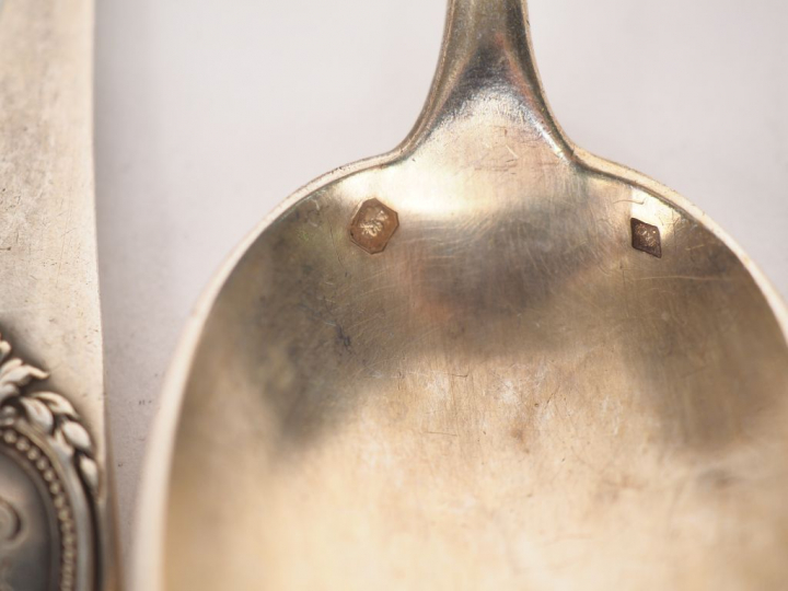 Suite de dix-huit petites cuillères de style Louis XVI en argent, poin