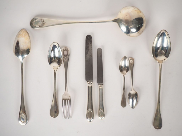 Ménagère de style Louis XVI en argent, poinçon Minerve, modèle à carto