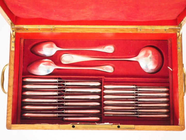 Ménagère de style Louis XVI en argent, poinçon Minerve, modèle à carto