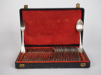 Vente aux enchères Suite de dix-huit grands couverts en argent, poinçon Minerve, à décor 