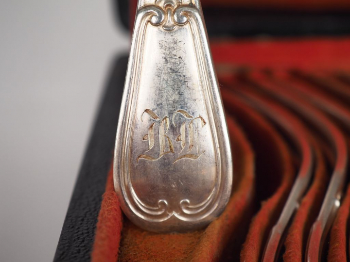 Suite de dix-huit grands couverts en argent, poinçon Minerve, à décor 