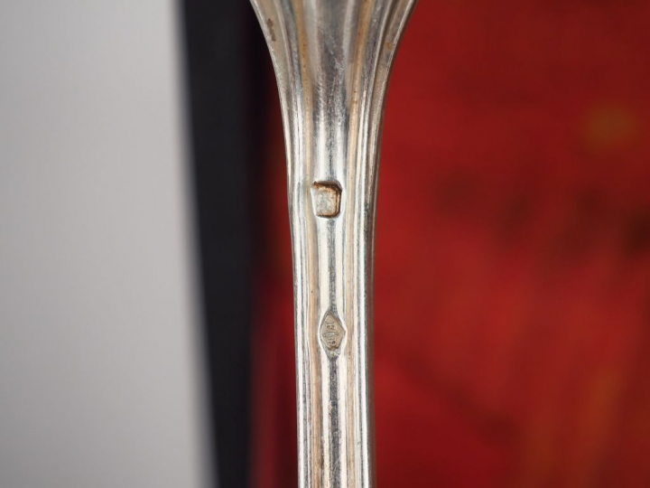 Suite de dix-huit grands couverts en argent, poinçon Minerve, à décor 