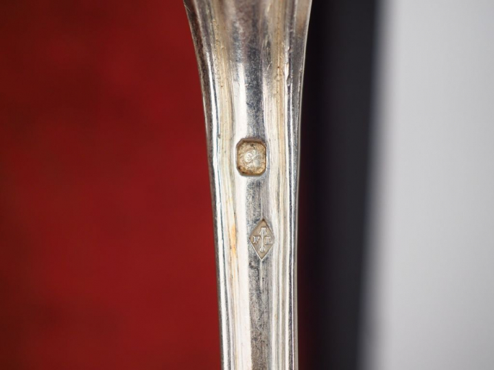 Suite de dix-huit grands couverts en argent, poinçon Minerve, à décor 