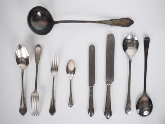 Vente aux enchères Partie de ménagère en argent étranger, modèle feuillagé à double coqui