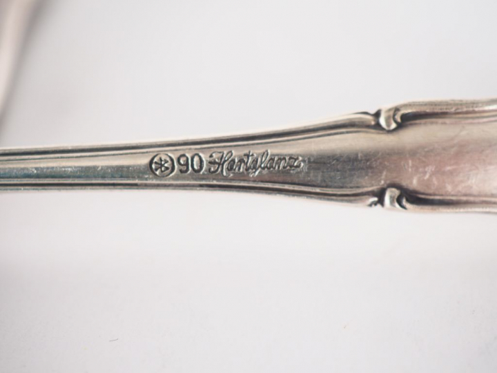 Partie de ménagère en argent étranger, modèle feuillagé à double coqui