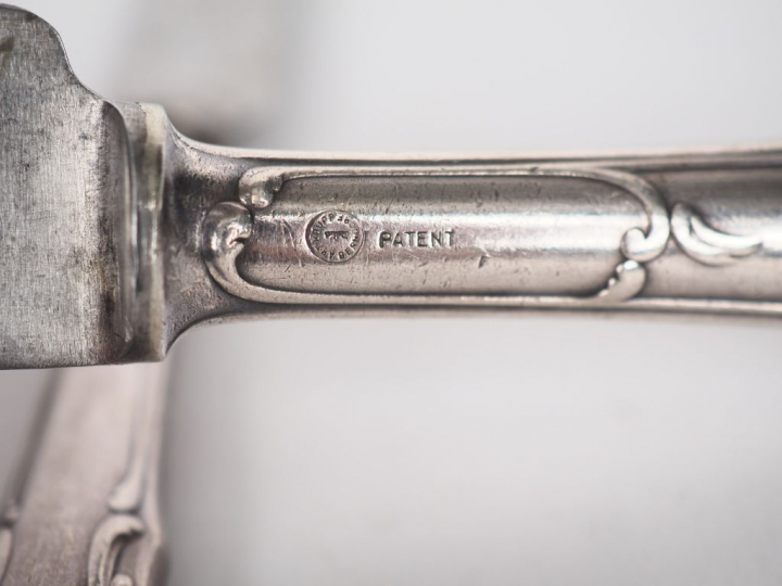 Partie de ménagère en argent étranger, modèle feuillagé à double coqui