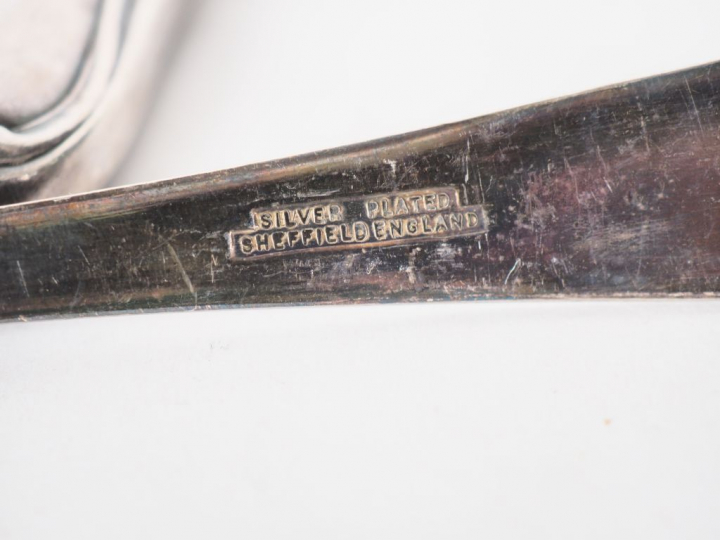 Partie de ménagère en argent étranger, modèle feuillagé à double coqui