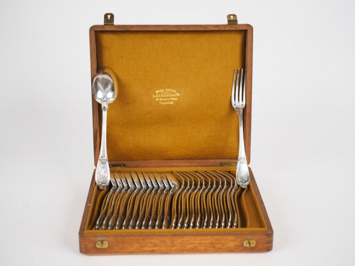 Suite de douze couverts à entremets en argent, poinçon Minerve, modèle