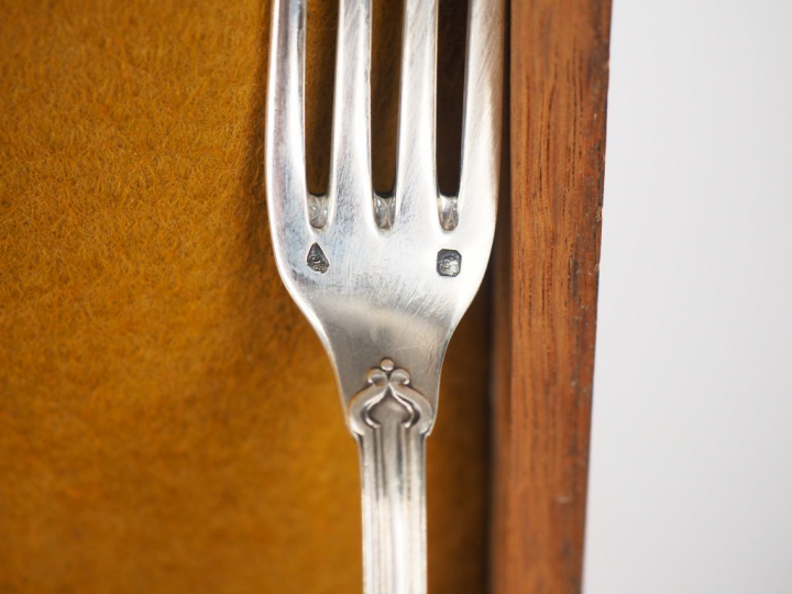 Suite de douze couverts à entremets en argent, poinçon Minerve, modèle