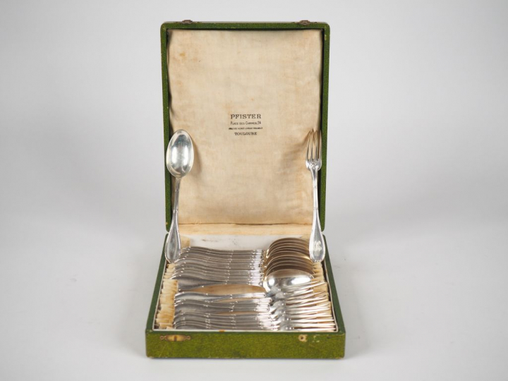 Suite de douze couverts à entremets de style Louis XVI en argent, poin