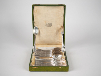 Vente aux enchères Suite de douze couverts à entremets de style Louis XVI en argent, poin