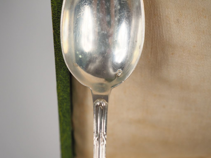 Suite de douze couverts à entremets de style Louis XVI en argent, poin