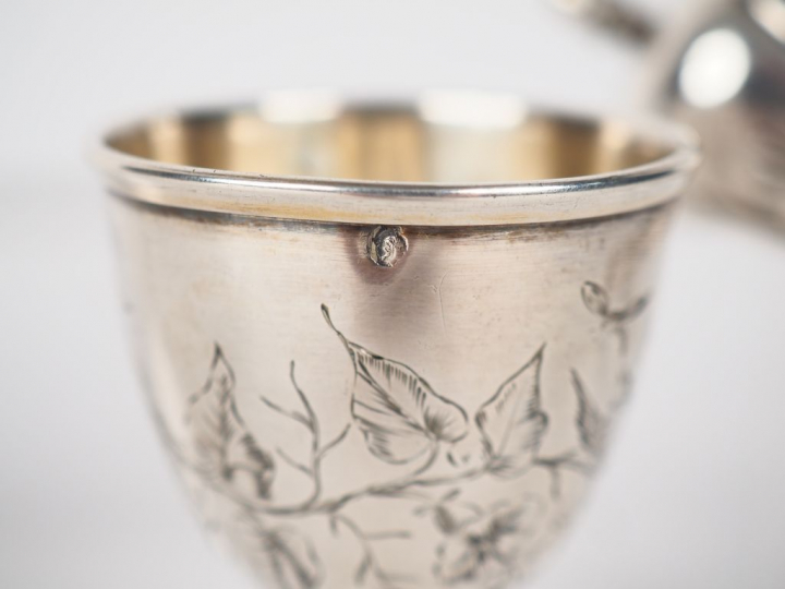 Coquetier en argent, poinçon Minerve, à décor de branchage fleuri, lib