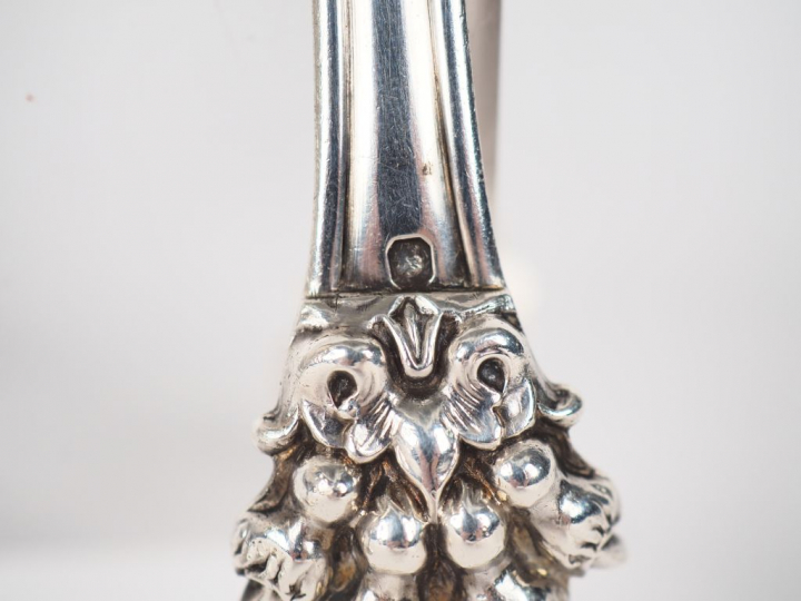 Coquetier en argent, poinçon Minerve, à décor de branchage fleuri, lib