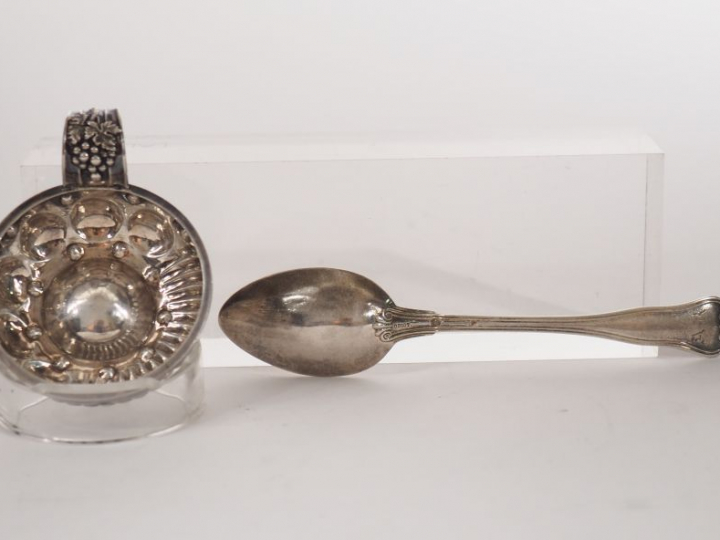 - un taste vin en argent, poinçon Minerve, à décor de côtes torses et 