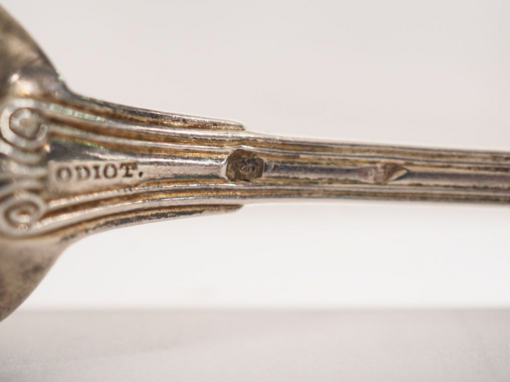 - un taste vin en argent, poinçon Minerve, à décor de côtes torses et 