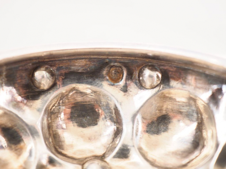 - un taste vin en argent, poinçon Minerve, à décor de côtes torses et 