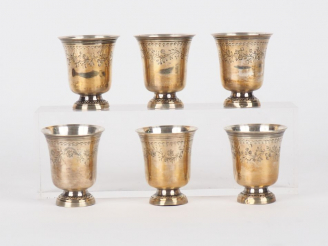 Vente aux enchères Suite de six verres à liqueur de forme tulipe sur piédouche en argent,