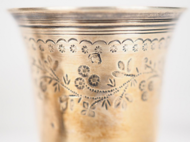 Suite de six verres à liqueur de forme tulipe sur piédouche en argent,