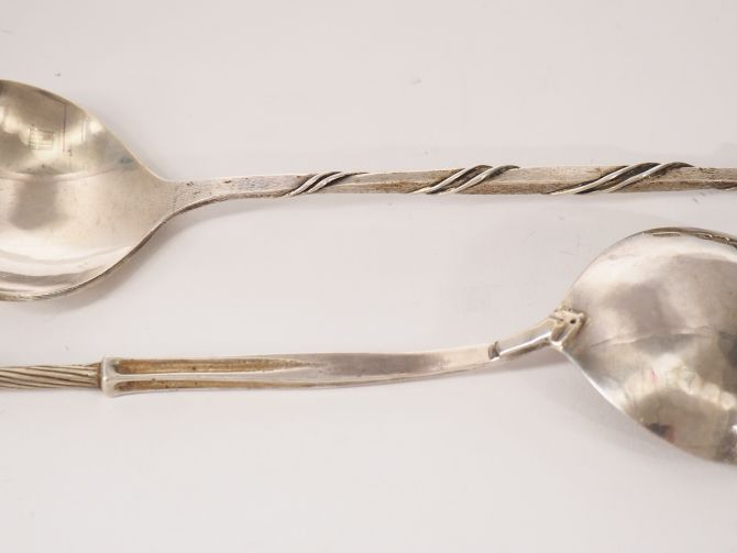 Ensemble comprenant deux cuillères à servir en argent anglais.  Poids.