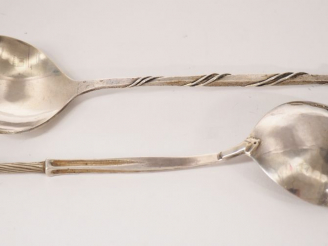 Vente aux enchères Ensemble comprenant deux cuillères à servir en argent anglais.  Poids.