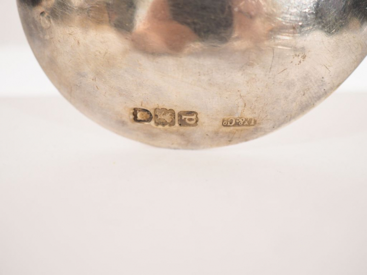 Ensemble comprenant deux cuillères à servir en argent anglais.  Poids.