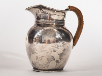 Vente aux enchères Pot à lait en argent, à décor d'une frise de godrons.  Anse gainée d'o