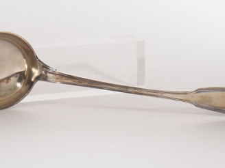 Vente aux enchères Louche en argent, poinçon Minerve, modèle à filet.  Monogrammée.  M.O 