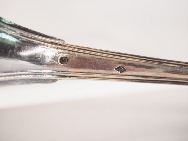 Louche en argent, poinçon Minerve, modèle à filet.  Monogrammée.  M.O 