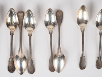 Vente aux enchères - une petite cuillère en argent XVIIIème, modèle à double coquilles.  