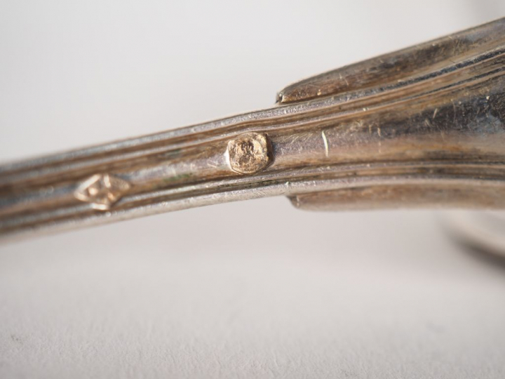- une petite cuillère en argent XVIIIème, modèle à double coquilles.  