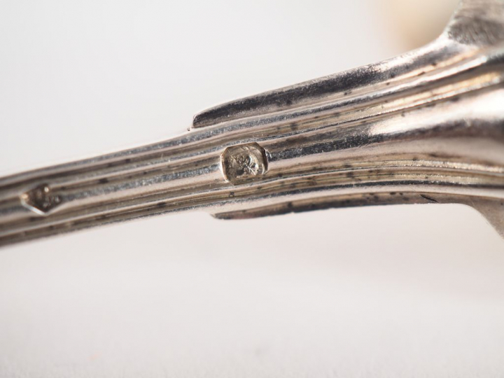 - une petite cuillère en argent XVIIIème, modèle à double coquilles.  