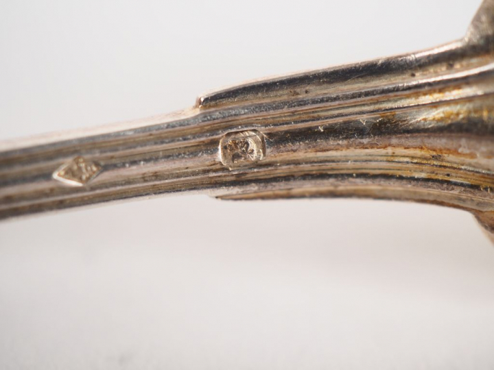 - une petite cuillère en argent XVIIIème, modèle à double coquilles.  