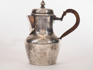 Vente aux enchères Petite verseuse égoïste en argent lisse, poinçon Minerve.  Prise du co