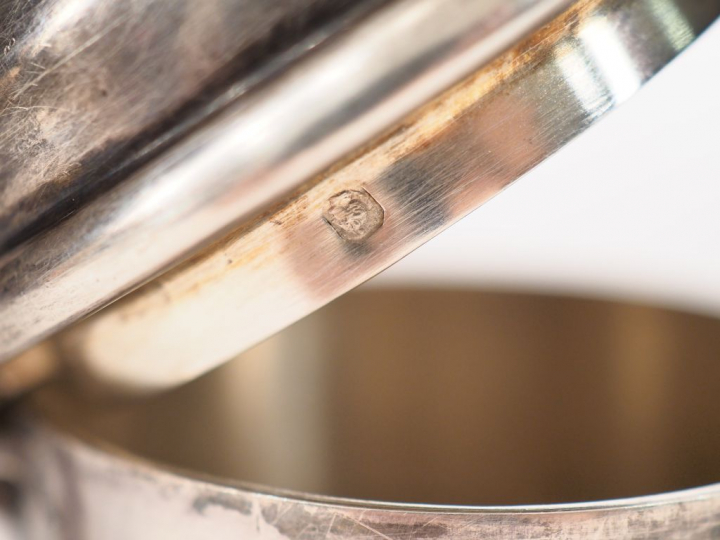 Petite verseuse égoïste en argent lisse, poinçon Minerve.  Prise du co