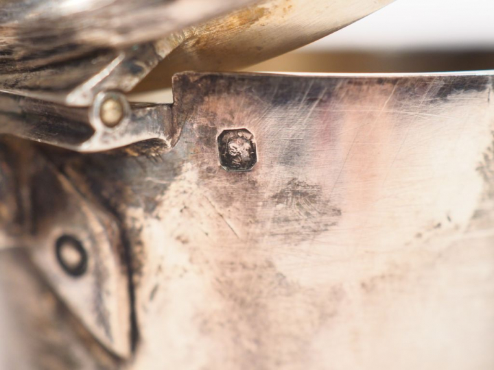 Petite verseuse égoïste en argent lisse, poinçon Minerve.  Prise du co