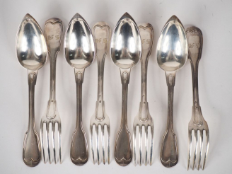 Vente aux enchères Suite de quatre grands couverts en argent, poinçon Minerve, modèle à f