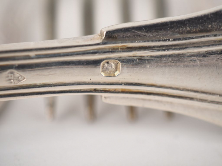 Suite de quatre grands couverts en argent, poinçon Minerve, modèle à f