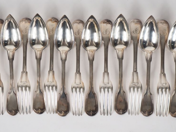 Suite de huit grands couverts en argent, poinçon Minerve, modèle à fil