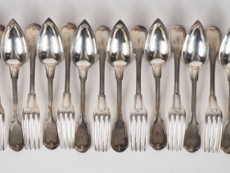 Vente aux enchères Suite de huit grands couverts en argent, poinçon Minerve, modèle à fil