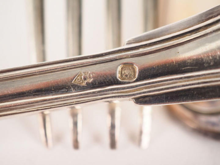 Suite de huit grands couverts en argent, poinçon Minerve, modèle à fil