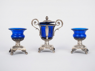 Vente aux enchères Garniture de table Restauration en argent, poinçon Vieillard, à décor 