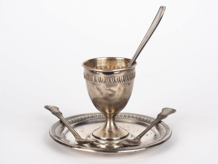 Coquetier de style Louis XVI en argent, poinçon Minerve, à décor de fr