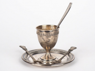 Vente aux enchères Coquetier de style Louis XVI en argent, poinçon Minerve, à décor de fr