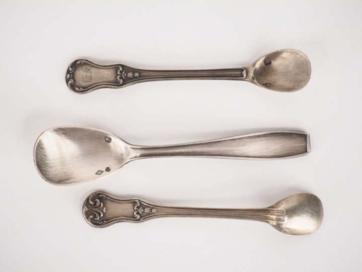 Coquetier de style Louis XVI en argent, poinçon Minerve, à décor de fr